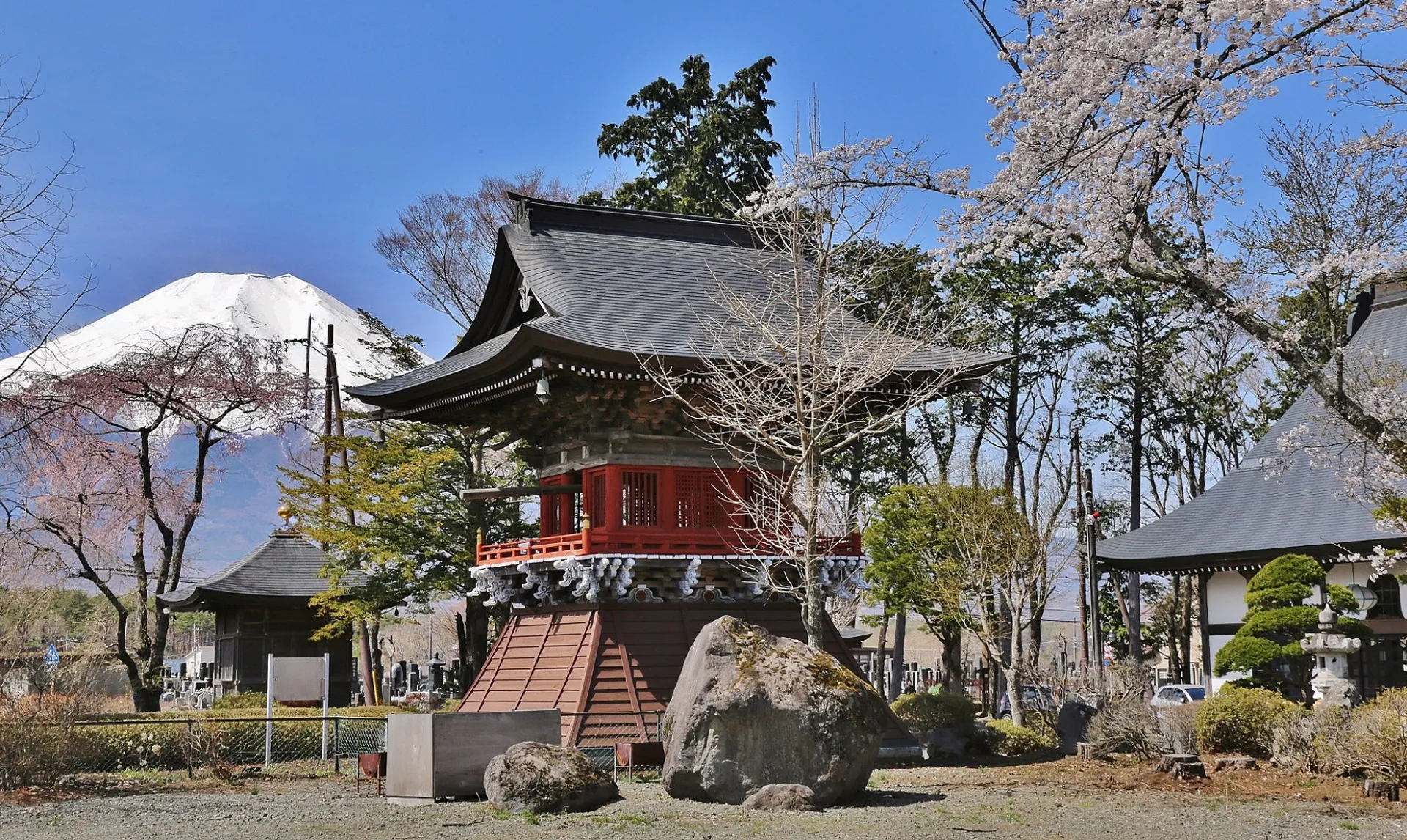 春の承天寺と富士山