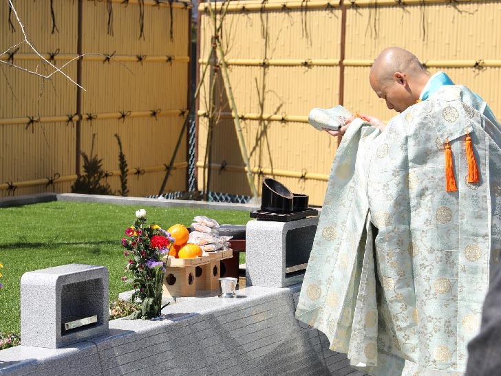 五供を備えた供養