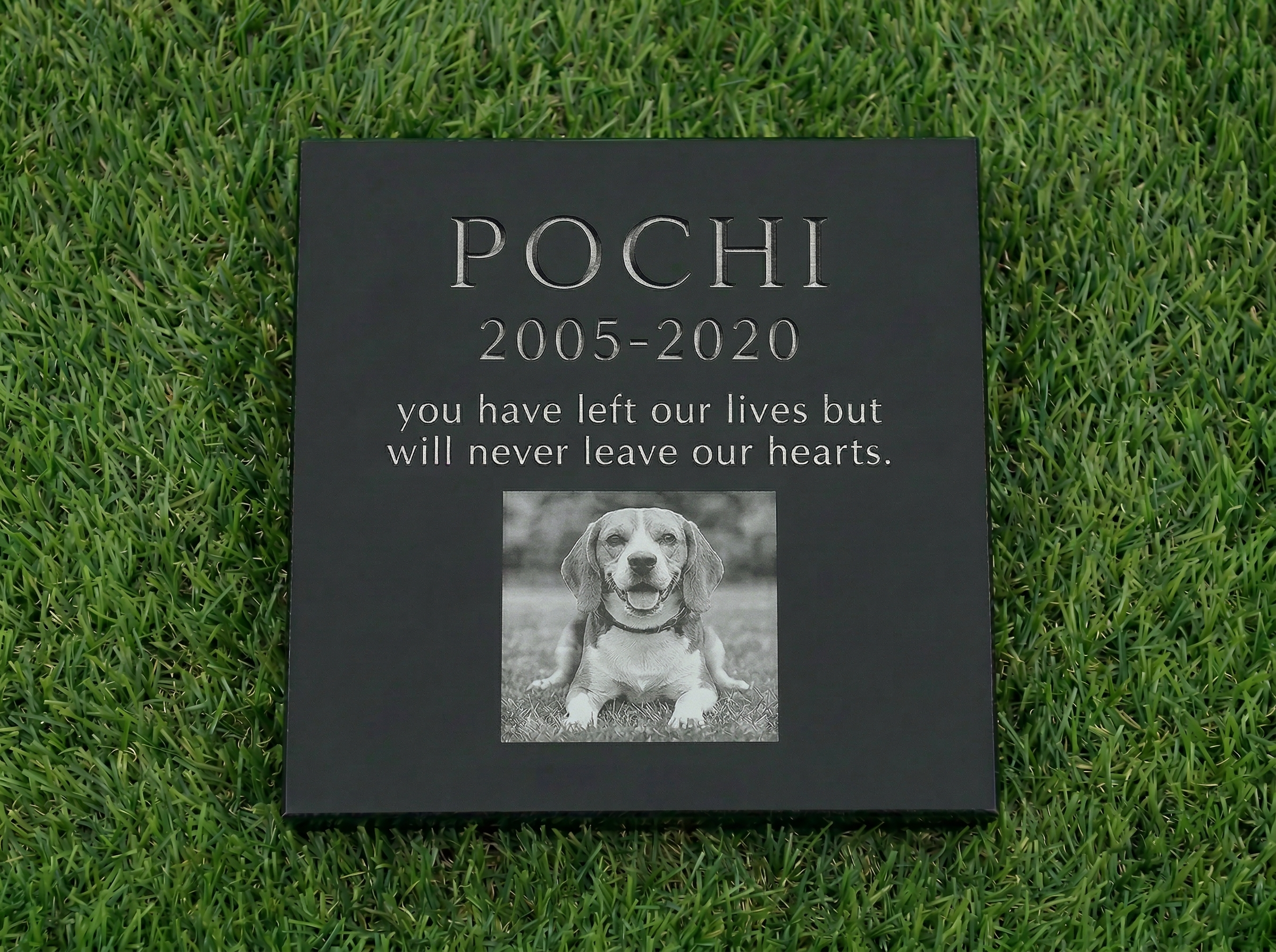 カロート式の動物用の墓石の彫刻オプション